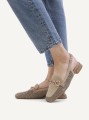 Stylowe półbuty slingback z plecionym wykończeniem i ozdobną klamrą. Lekka konstrukcja, regulowany pasek oraz elegancki fason zapewniają wygodę i świetnie uzupełniają codzienne oraz letnie stylizacje.