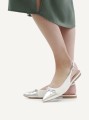 Białe baleriny damskie slingback ze skóry naturalnej z metalicznym srebrnym noskiem i ozdobną kokardką. Lekki, elegancki fason z regulowanym paskiem zapewnia wygodę i idealnie sprawdzi się na co dzień, do pracy oraz na wyjątkowe okazje.