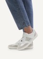 Damskie sneakersy Caprice z białej skóry naturalnej i niebieskiego materiału jeansowego. Technologia AIRMOTION zapewnia optymalną cyrkulację powietrza i amortyzację. Sportowy fason na stabilnej, brązowej podeszwie.