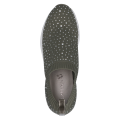 Oliwkowe buty sportowe Caprice Kaiafly to lekkie sneakersy damskie z naturalnego nubuku. Technologia AIRMOTION, wyjmowana wkładka i elastyczna podeszwa zapewniają doskonałą amortyzację, przewiewność oraz wygodę podczas codziennego noszenia.