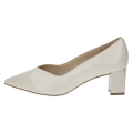 Kremowe czółenka damskie Caprice Gillian ze skóry naturalnej to eleganckie buty na stabilnym obcasie 5,5 cm. Technologia MEMOTION, miękka wkładka i tęgość G zapewniają wyjątkowy komfort, amortyzację i wygodę przez cały dzień.
