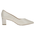 Kremowe czółenka damskie Caprice Gillian ze skóry naturalnej to eleganckie buty na stabilnym obcasie 5,5 cm. Technologia MEMOTION, miękka wkładka i tęgość G zapewniają wyjątkowy komfort, amortyzację i wygodę przez cały dzień.