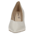 Kremowe czółenka damskie Caprice Gillian ze skóry naturalnej to eleganckie buty na stabilnym obcasie 5,5 cm. Technologia MEMOTION, miękka wkładka i tęgość G zapewniają wyjątkowy komfort, amortyzację i wygodę przez cały dzień.