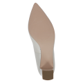 Kremowe czółenka damskie Caprice Gillian ze skóry naturalnej to eleganckie buty na stabilnym obcasie 5,5 cm. Technologia MEMOTION, miękka wkładka i tęgość G zapewniają wyjątkowy komfort, amortyzację i wygodę przez cały dzień.