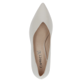 Kremowe czółenka damskie Caprice Gillian ze skóry naturalnej to eleganckie buty na stabilnym obcasie 5,5 cm. Technologia MEMOTION, miękka wkładka i tęgość G zapewniają wyjątkowy komfort, amortyzację i wygodę przez cały dzień.