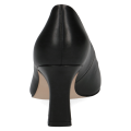 Czarne czółenka damskie Caprice Venezia ze skóry naturalnej to eleganckie buty na obcasie 7,5 cm do pracy i na wyjątkowe okazje. Technologia MEMOTION, miękka wkładka i tęgość G zapewniają wygodę, amortyzację oraz komfort przez cały dzień.