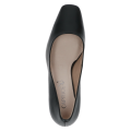 Czarne czółenka damskie Caprice Venezia ze skóry naturalnej to eleganckie buty na obcasie 7,5 cm do pracy i na wyjątkowe okazje. Technologia MEMOTION, miękka wkładka i tęgość G zapewniają wygodę, amortyzację oraz komfort przez cały dzień.
