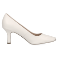 Kremowe czółenka damskie Caprice Venezia ze skóry naturalnej to eleganckie buty na obcasie 7,5 cm. Technologia MEMOTION, miękka wkładka i tęgość G zapewniają wygodę, amortyzację oraz komfort przez cały dzień – do pracy i na wyjątkowe okazje.