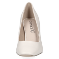 Kremowe czółenka damskie Caprice Venezia ze skóry naturalnej to eleganckie buty na obcasie 7,5 cm. Technologia MEMOTION, miękka wkładka i tęgość G zapewniają wygodę, amortyzację oraz komfort przez cały dzień – do pracy i na wyjątkowe okazje.