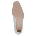 Kremowe czółenka damskie Caprice Venezia ze skóry naturalnej to eleganckie buty na obcasie 7,5 cm. Technologia MEMOTION, miękka wkładka i tęgość G zapewniają wygodę, amortyzację oraz komfort przez cały dzień – do pracy i na wyjątkowe okazje.