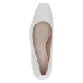 Kremowe czółenka damskie Caprice Venezia ze skóry naturalnej to eleganckie buty na obcasie 7,5 cm. Technologia MEMOTION, miękka wkładka i tęgość G zapewniają wygodę, amortyzację oraz komfort przez cały dzień – do pracy i na wyjątkowe okazje.